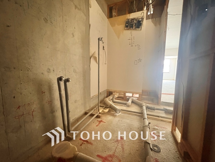 風呂 【改装中】【浴室】《一日の疲れを落としてくれる場所は、落ち着く場所でなければならない》　高級感溢れるカラーと大きさ・柔らかな曲線で構成された半身浴も楽しめるバスタブが心地よさをもたらします。