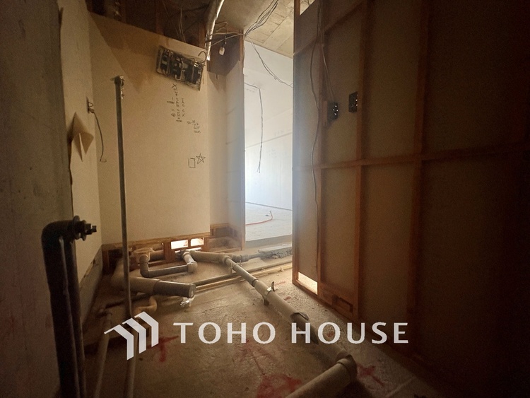 トイレ 【改装中】清潔感あるホワイト調のクロスと温もり溢れるモダンカラーの床材が見事に調和した本邸宅は、毎日の生活を少しでも快適に過ごして頂ける様に落ち着いた雰囲気作りから行っています。