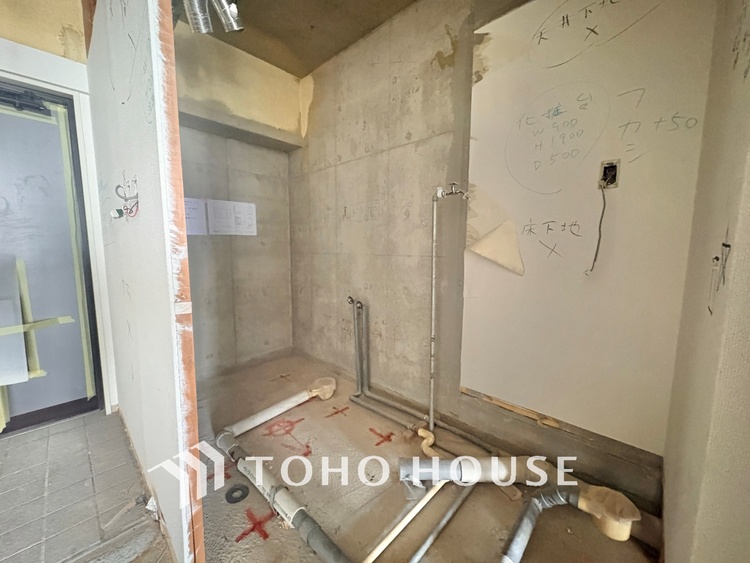 洗面 【改装中】気持ちの良い朝をつくりだし、夕方には笑顔を取り戻させてくれるミラー。パウダールームはいつでも本来の自分を取り戻せる空間。明るく仕上げてあります。