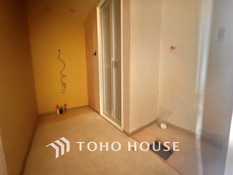 洗面 【改装中】清潔感あふれる洗面化粧台で、毎日の身支度を快適にサポートします。