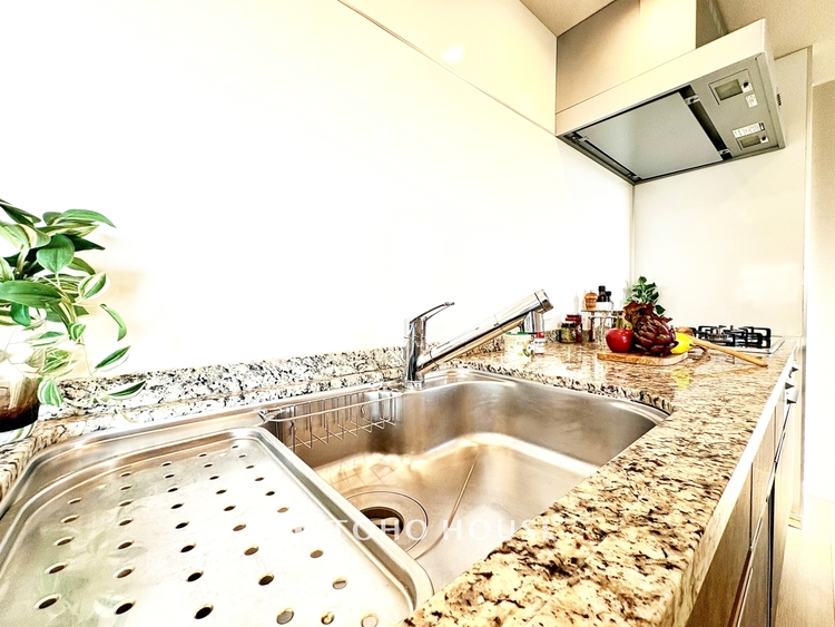 内装 ◆時を忘れる場所◆ここにはみんなが集い、食事と楽しい会話が始まる。話に夢中になりすぎて、ついつい時を忘れ夜半過ぎになってしまう。そんな束の間の幸せを感じさせてくれる場所でありたい。