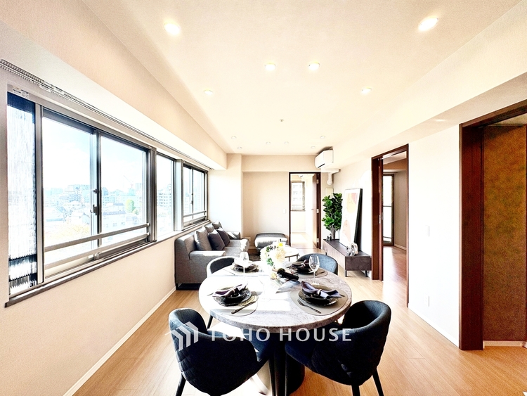 内装 ◆木漏れ日◆の様な採光が優しく足元を照らし、心地いい暮らしの道しるべを写し出す。この空間で過ごす家族との語らいの時間がとても素敵で幸せを感じるかもしれない。