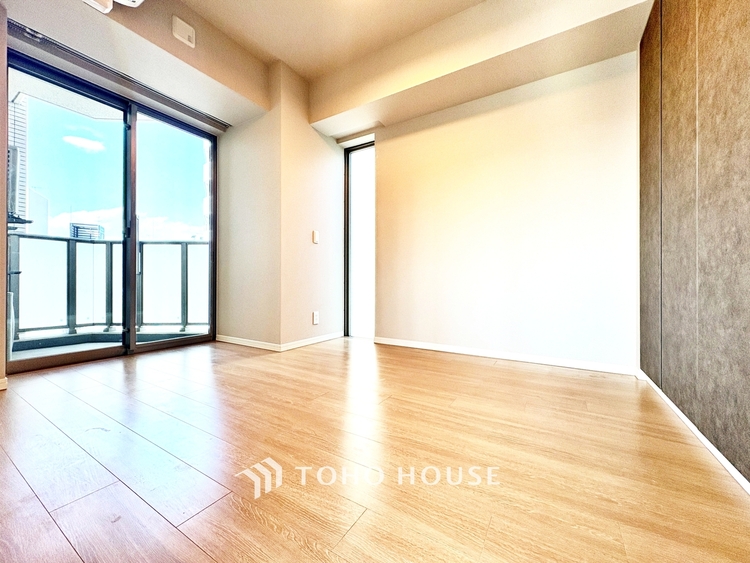 内装 ◆窓を開けると◆冷涼な風、そよぐリビング。だんらんの場所はここから始まり、ここで終わる。家族の笑顔が集う素敵な場所だから、こだわり抜いた思いが詰まっているのだと思う。