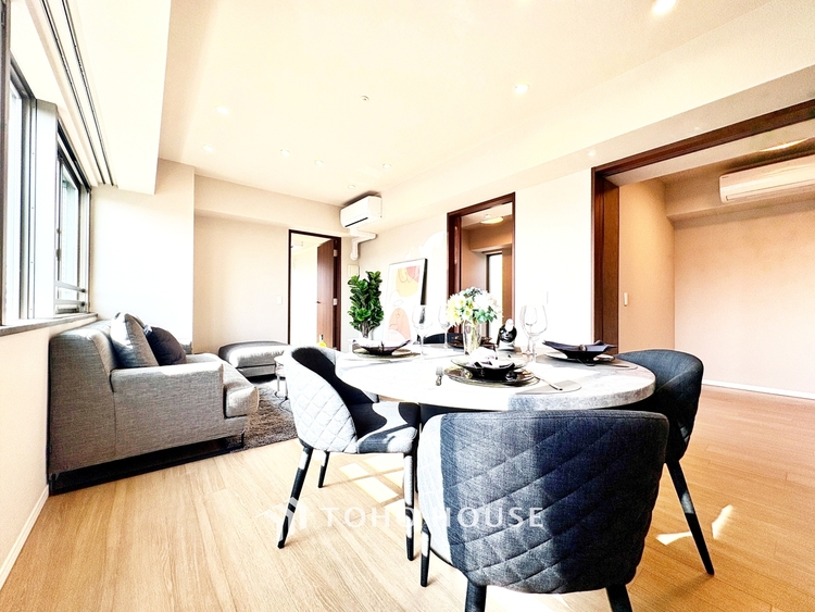 内装 ◆結ばれた◆玄関ドアを開けるとリビングから聞こえる小走りの足音。靴を脱ぎかけ目の前に立つ君の瞳と交差する。君は微笑みその刹那に心奪われる。佇む僕と君の間に赤い糸が結ばれた。