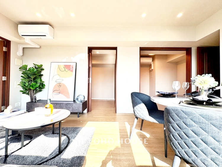 内装 ◆隠された美しさ◆流麗な音楽が流れているような繊細でいながら整然かつ堅牢なこの空間。この空間は確かに美しい。しかし、そこには美しさ以上のものが隠されている。