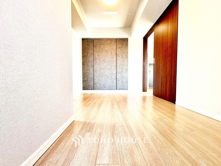 内装 ◆色彩◆この空間に放たれた光は華美なまでに演出されたデザイン。流れる時をより芳醇なコーヒーの様な色彩奏でるアダージョ。そして情景豊かな作品のような暮らしがイメージできる。