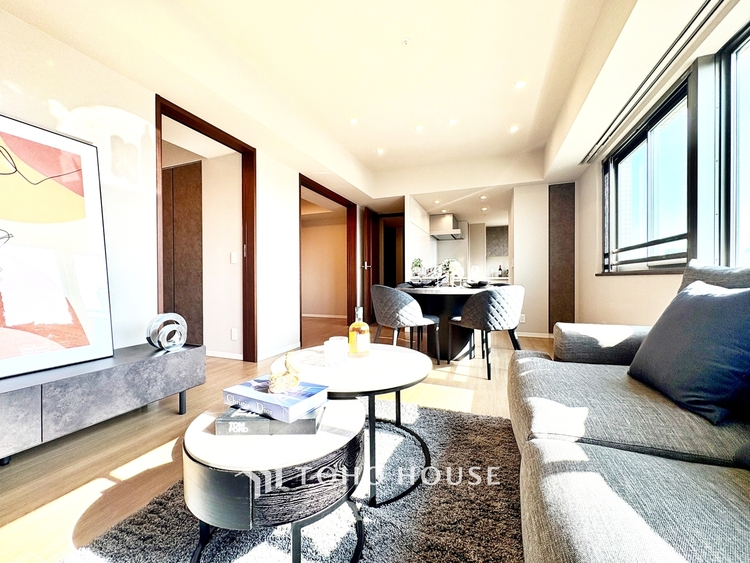 内装 ◆今宵の食卓◆ダウンライトに反射するグラスを眺めながらワインを注ぐ。トクトクと心地いい音をさせながら、フランスの古城を思わせる薫りがたちこめ、とても幸せな時を過ごせる。