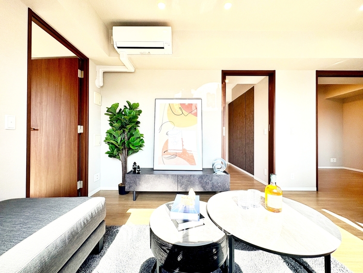 内装 ◆窓を開けると◆冷涼な風、そよぐリビング。だんらんの場所はここから始まり、ここで終わる。家族の笑顔が集う素敵な場所だから、こだわり抜いた思いが詰まっているのだと思う。