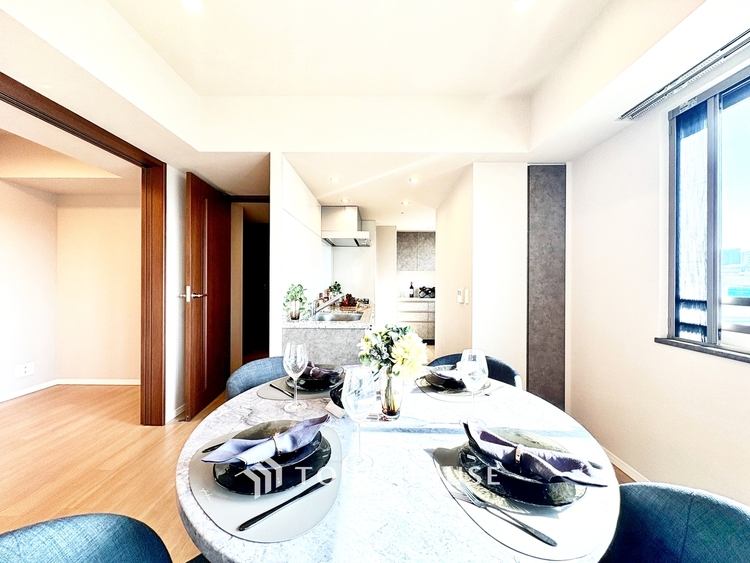 内装 ◆リビングルーム◆そこには目を輝かせ笑顔で見つめてくれる君がいて、「おかえり」の言葉がこだまする。何気ない日々の挨拶は僕にとっては幸せで、同時に君の瞳にも恋している。