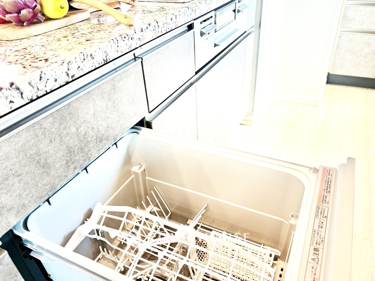 内装 ◆海の向こうへ沈む夕日◆オレンジ色の光は大人になった今の僕にはわかる。1日の終わりを伝えに来たわけではなく、また明日が来る方へ導いてくれた事を。