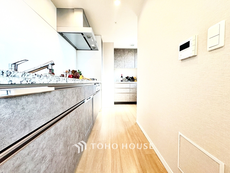 キッチン ◆ここに在る◆事も無げに美しく、伝えるには筆舌に尽くし難い。豪華絢爛や華美と言う事ではなく、住まう者にとって暮らし易く心地がいいと言う美しさがこの住まいには込められている。