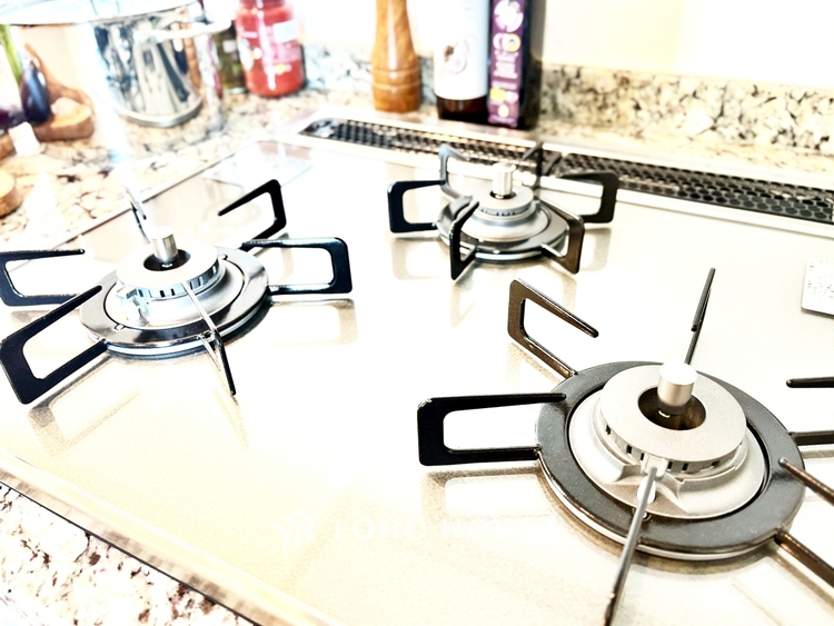 キッチン ◆今宵の食卓◆ダウンライトに反射するグラスを眺めながらワインを注ぐ。トクトクと心地いい音をさせながら、フランスの古城を思わせる薫りがたちこめ、とても幸せな時を過ごせる。