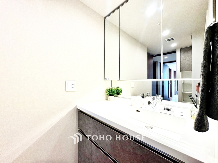 洗面 ◆サンサンと◆差し込む太陽の光がこのリビングに笑いをもたらす。ソファの上のクッションがポカポカした暖気にぬくぬくと微睡んでいる。