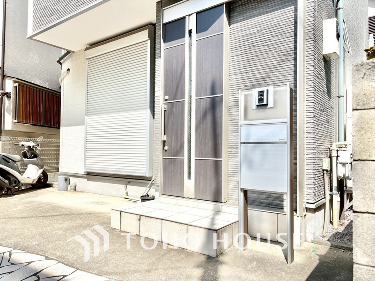 外観 【玄関】住まう方や訪れる人を優しく迎えてくれるエントランス。