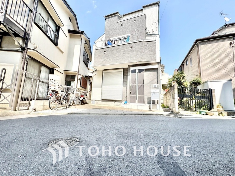 外観 【前面道路】前面道路はゆとりのある幅員で、お車の出し入れもスムーズに行えます。