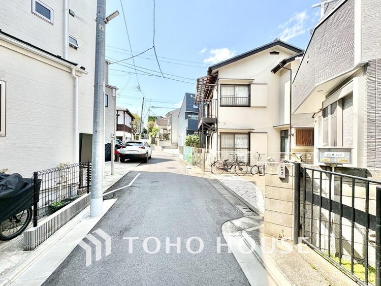 外観 【前面道路】前面道路の交通量も少なく安心してお過ごしいただけます。