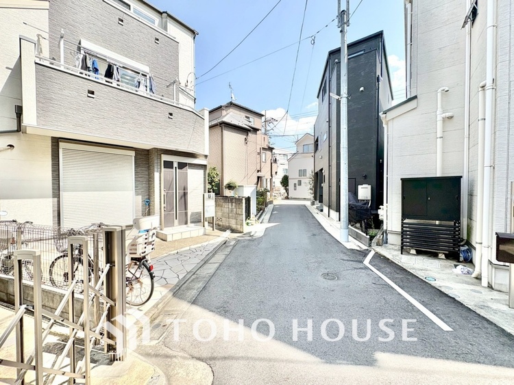 外観 【前面道路】前面道路は見通しが良く、落ち着いた雰囲気の住環境が広がります。