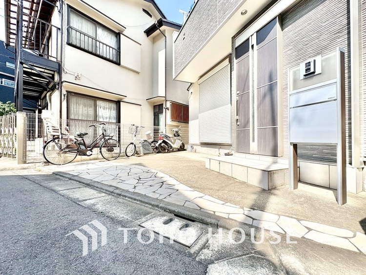 外観 【駐車場】駐車スペースを確保しており、お車をお持ちの方にも安心の住まいです。