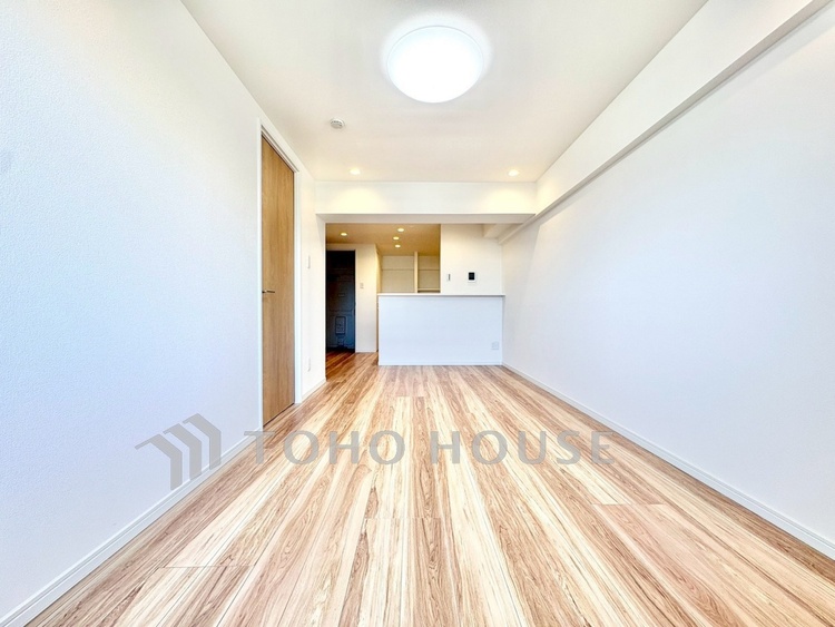 内装 【リビング】明るい陽光が差し込み、毎日の暮らしをやさしく包み込む。