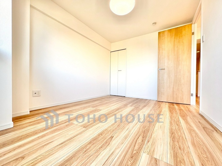 内装 【居室】ゆったりとした広さで、ベッドを置いても余裕のある空間です。