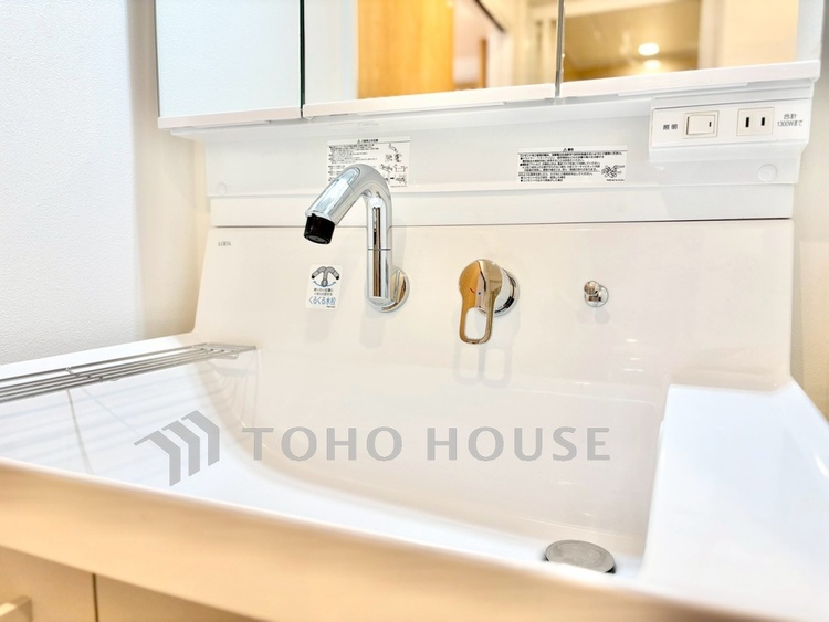 洗面 【洗面化粧台】朝の身支度もスムーズにこなせそうなスペースです。