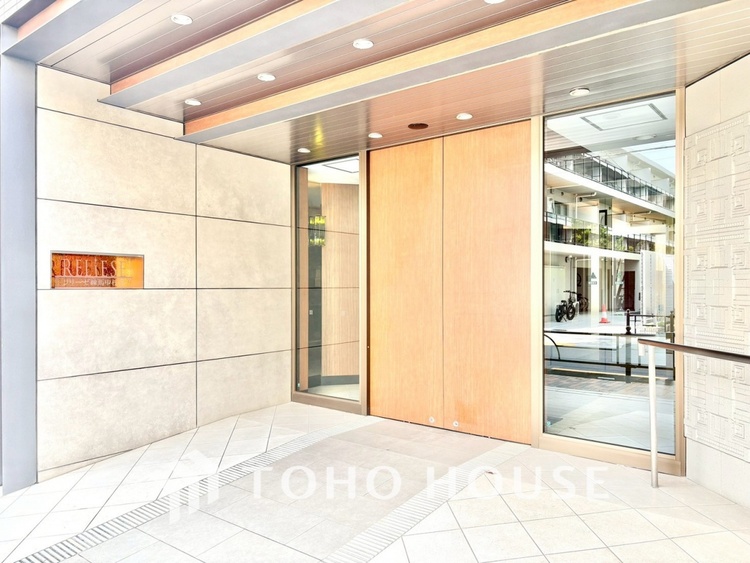 外観 【エントランス】住まう方や訪れる人を優しく迎えてくれるエントランス。マンションの顔となる落ち着いた空間です。