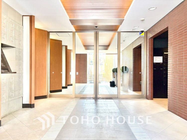 外観 【ロビー】落ち着いた雰囲気に包まれたロビー空間。住まう方や訪れる人を優しく迎えてくれる共用スペースです。