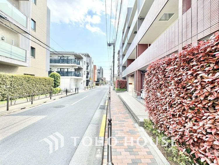 外観 【前面道路】前面道路は見通しが良く、落ち着いた雰囲気の住環境が広がります。