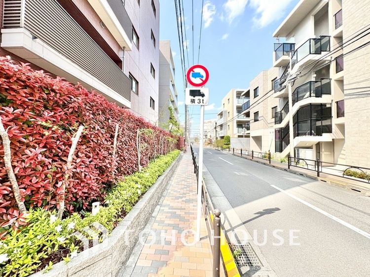 外観 【前面道路】前面道路の様子。周辺は穏やかな住宅街で落ち着いた暮らしが叶う環境です。