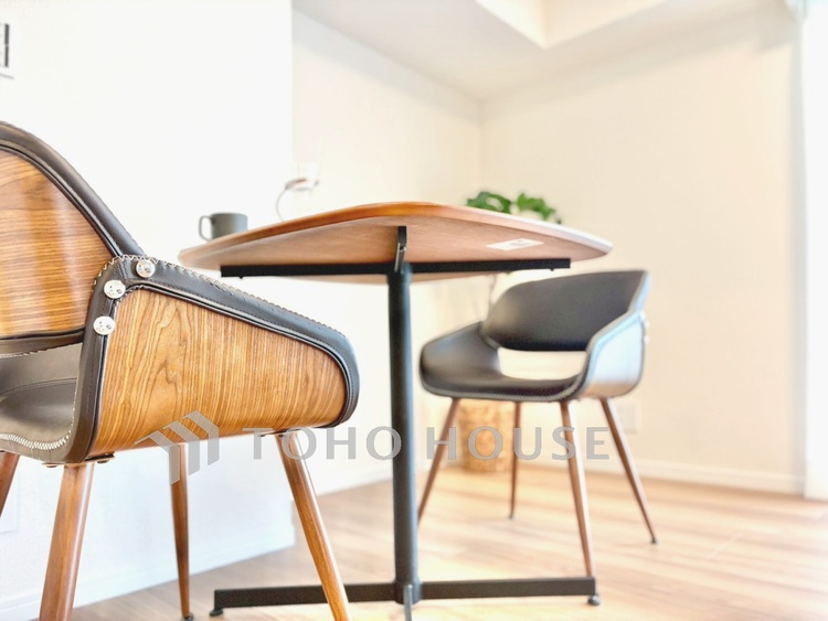 内装 【リビング】明るい陽光が差し込み、毎日の暮らしをやさしく包み込む。