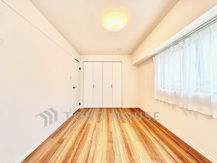 内装 【居室】主寝室としても、お子様のお部屋としても使いやすい一室です。