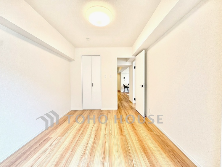 内装 【居室】ゆったりとした広さで、ベッドを置いても余裕のある空間です。