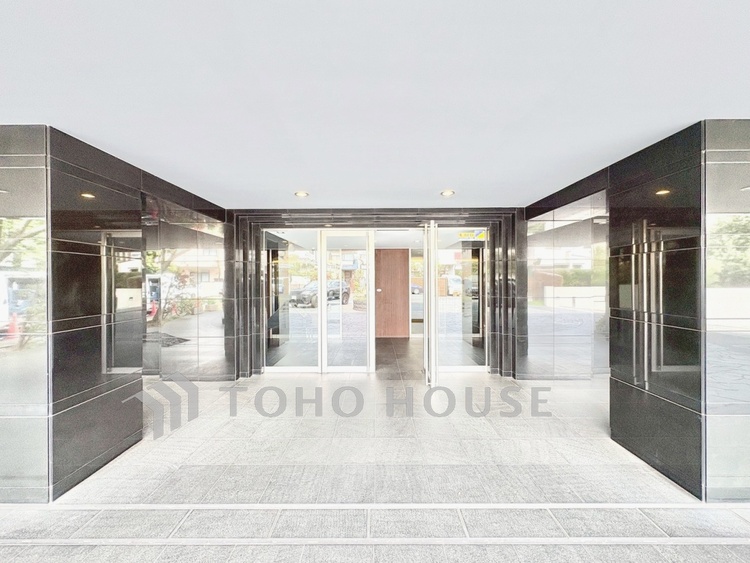 外観 【エントランス】住まう方や訪れる人を優しく迎えてくれるエントランス。マンションの顔となる落ち着いた空間です。