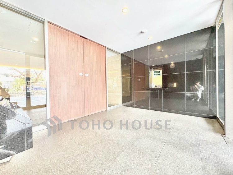 外観 【ロビー】ゆとりあるロビー空間。帰宅した瞬間にほっとできる落ち着いた雰囲気が広がります。