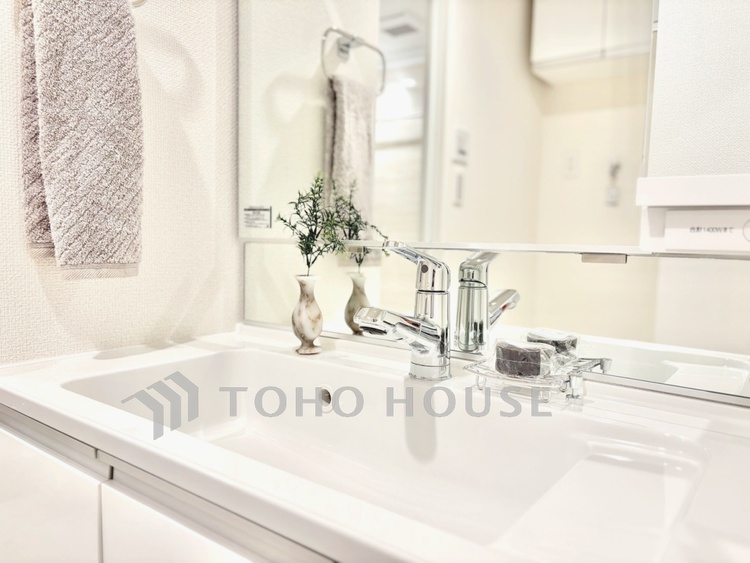 洗面 【洗面化粧台】朝の身支度もスムーズにこなせそうなスペースです。