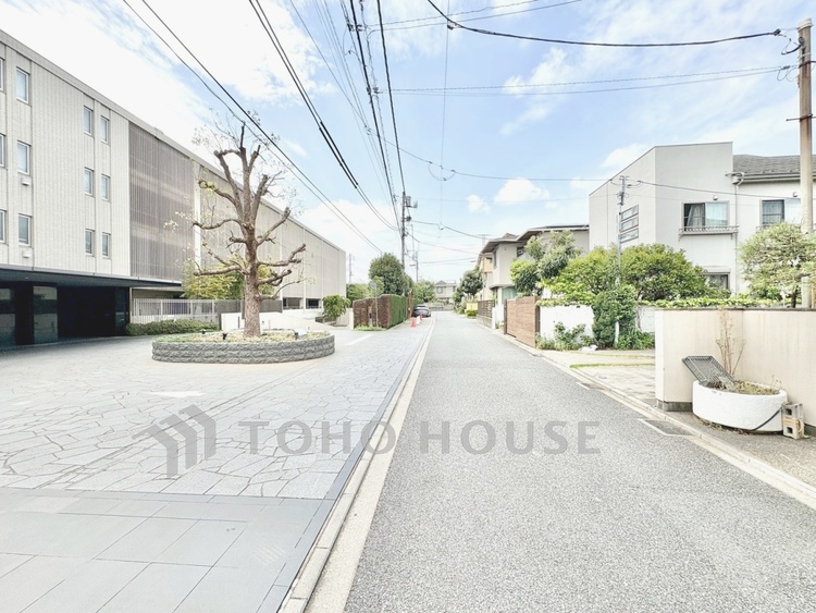 外観 【前面道路】前面道路の様子。周辺は穏やかな住宅街で落ち着いた暮らしが叶う環境です。