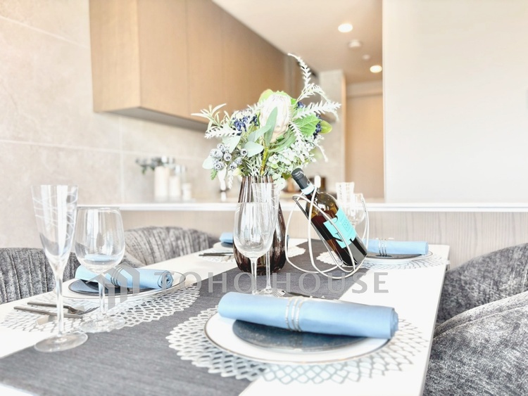 内装 【リビング】明るい陽光が差し込み、毎日の暮らしをやさしく包み込む。