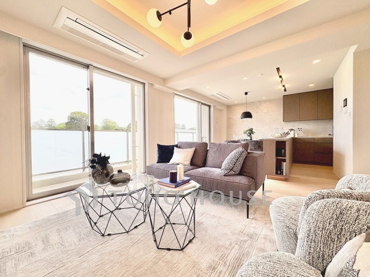 内装 【リビング】ゆったりとした空間で、それぞれが自由に過ごせる物件です