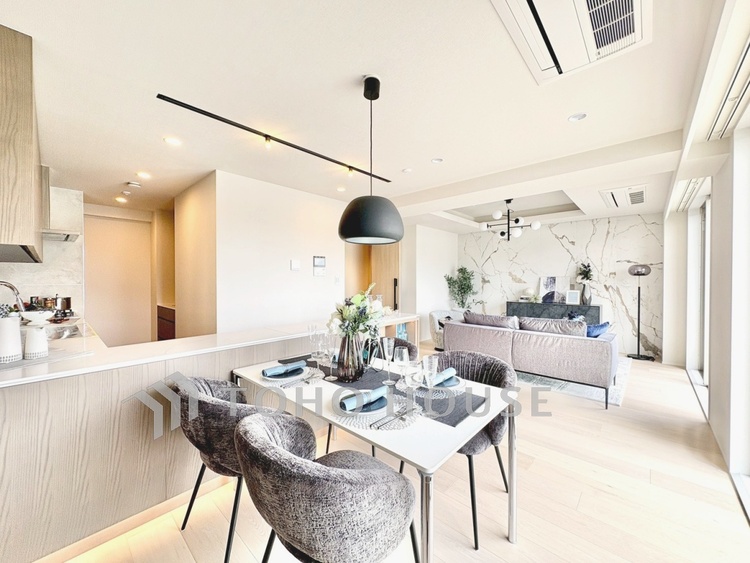 内装 【リビング】オンもオフも切り替えやすい家族の時間を大切にできる場。