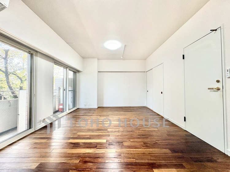 内装 【リビング】明るい陽光が差し込み、毎日の暮らしをやさしく包み込む。