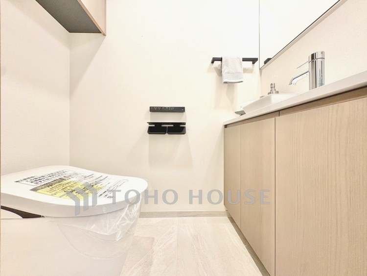 トイレ 【トイレ】落ち着いた空間に仕上がっており快適にご使用できそうです。