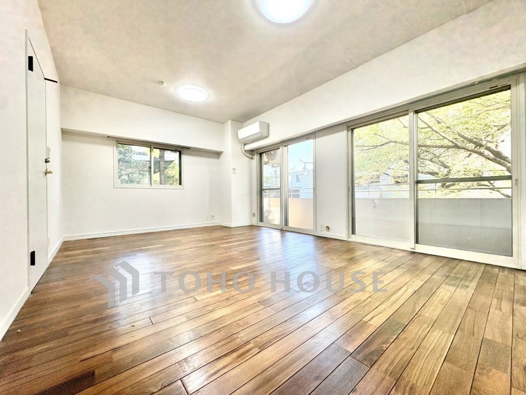 内装 【居室】ゆったりとした広さで、ベッドを置いても余裕のある空間です。