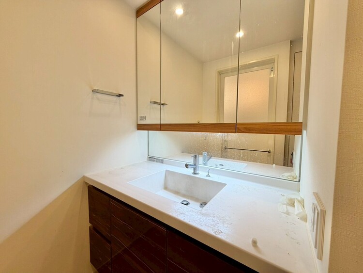 その他 清潔感を感じられる洗面化粧台。