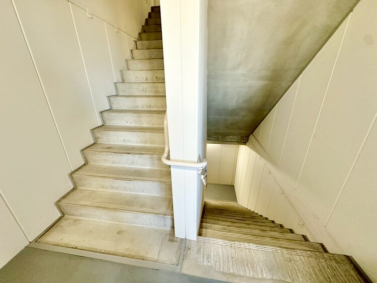 その他 共用部の階段です。明るく清潔に管理されています。