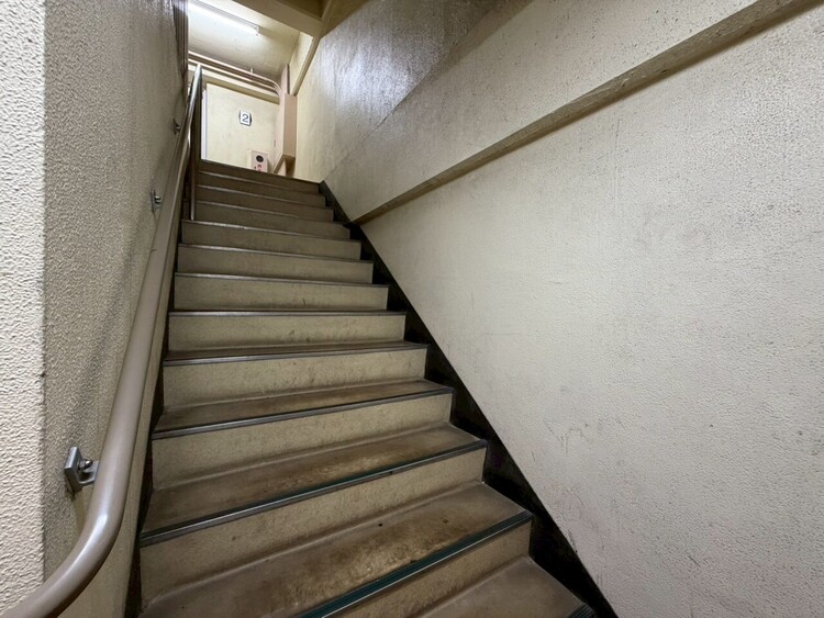 その他 共用部の階段です。明るく清潔に管理されています。