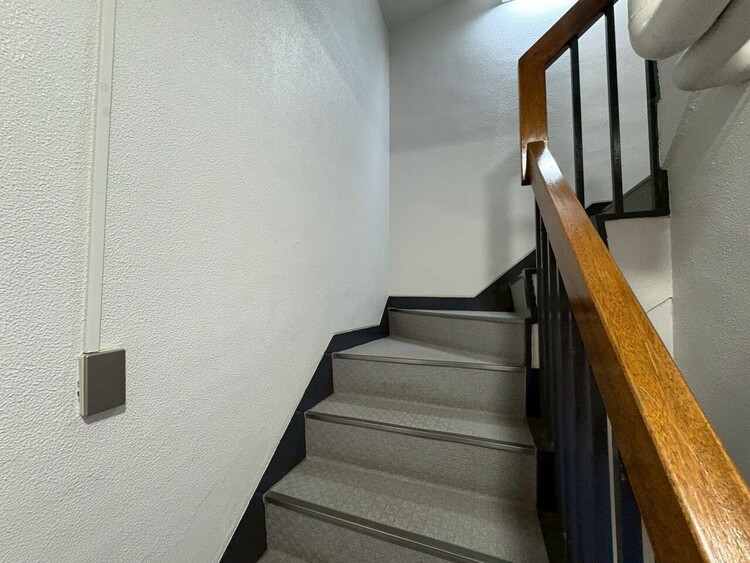 その他 共用部の階段です。明るく清潔に管理されています。