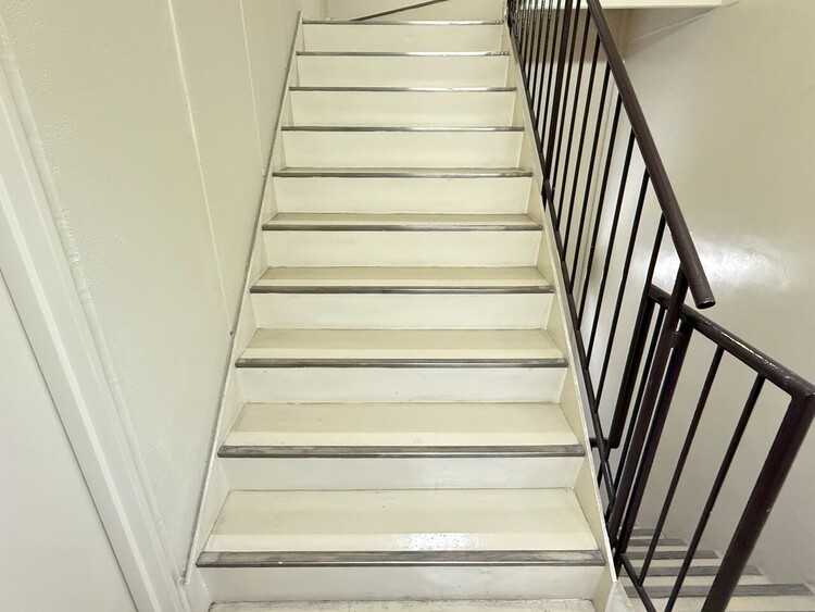 その他 共用部の階段です。明るく清潔に管理されています。