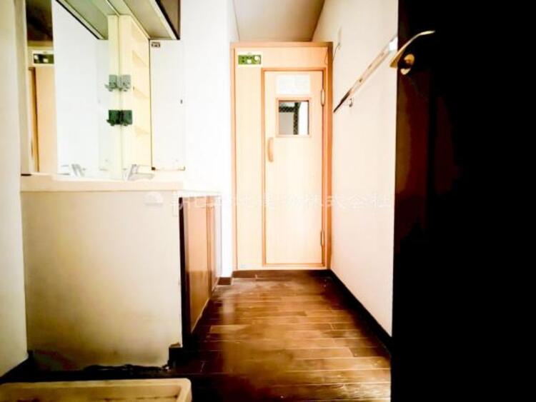 洗面 【洗面・脱衣所】使用頻度の高い場所だからこそ便利な空間に。多人数での使用も考えた便利な空間です。