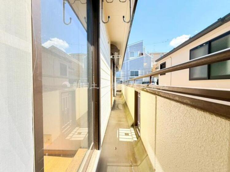 バルコニー 【バルコニー】太陽の光と爽やかな風でお洗濯物は気持ちいいです。奥行きが御座いますので、一斉に干すことが可能です。