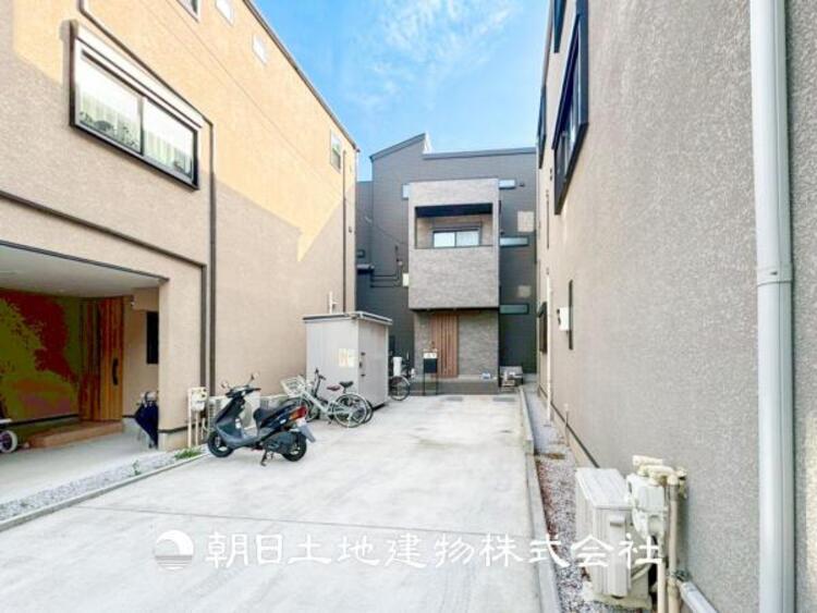 外観 【外観写真】直線的なフォルムと落ち着いた色合いが、都会的な雰囲気を演出しています。